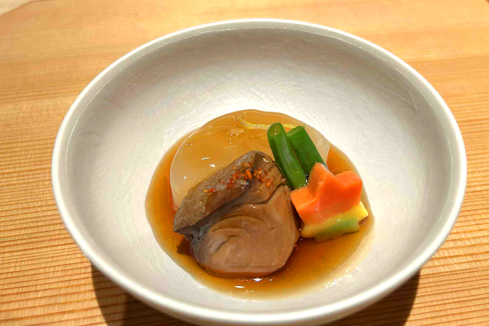 冬のコース蓋物の‟鰤と大根の炊き合わせ“。シンプルな料理ではあるが、大根の透明感のある味わいにプロの技を感じる一品