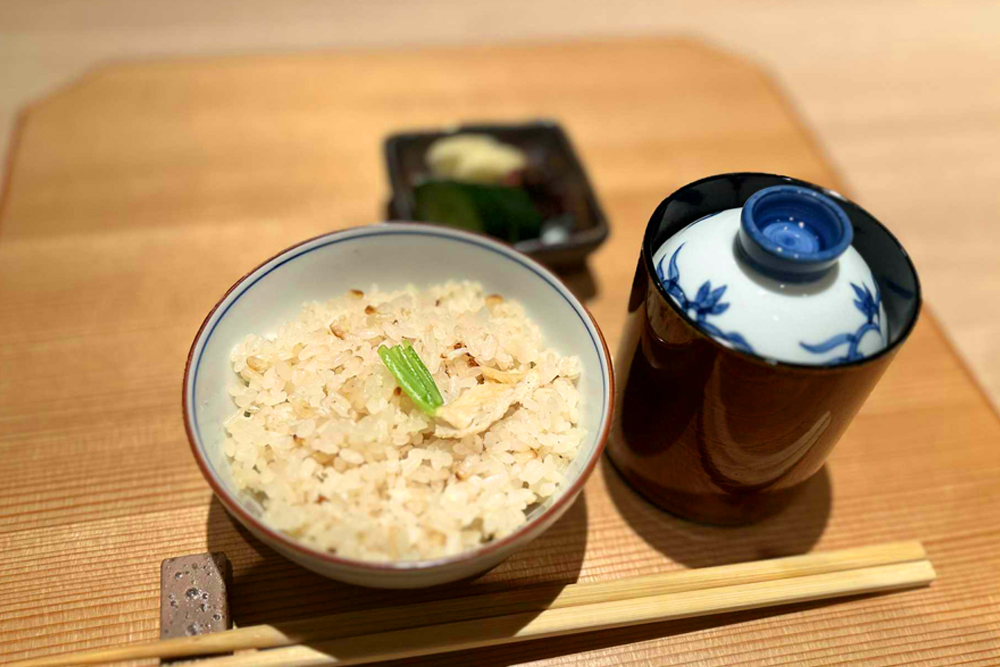 河豚会席の〆といえば雑炊が定番だが、同店では京揚げとともに炊き込みご飯として提供する。河豚との新たな出会いを感じられる味わいだ