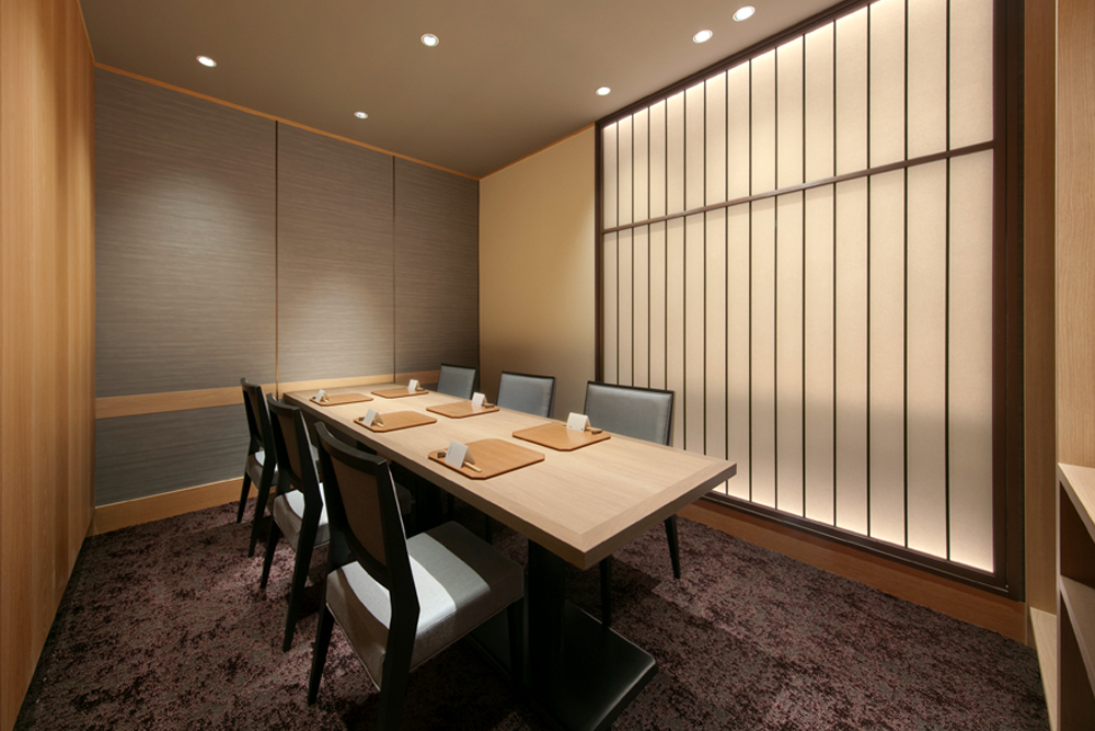 今回、テーブル席の個室が増えたことで靴を脱がずに食事ができるようになった。さらにさらに2人で落ち着いたディナーを楽しみたいというお客さまの声に応え、新たに2人用の個室も設けた(画像は6人席の個室)