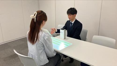 プロジェクターに投影することで円滑なコミュニケーションを実現へ