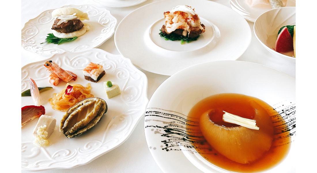 秋の訪れと共に新たに提供を始めたディナーコース「凛～りん～」。前菜のあわびひとつとっても、一皿として成立するほどの贅沢さで提供。その他、「銀座楼蘭」自慢の料理に加え、国産の特大椎茸を器に見立て帆立と海老を蒸し上げた一皿や、国産和牛を自家製蒸しパンで挟みオニオンソースで仕上げたサンドなど、「銀座楼蘭」の精華を堪能できるコースだ
