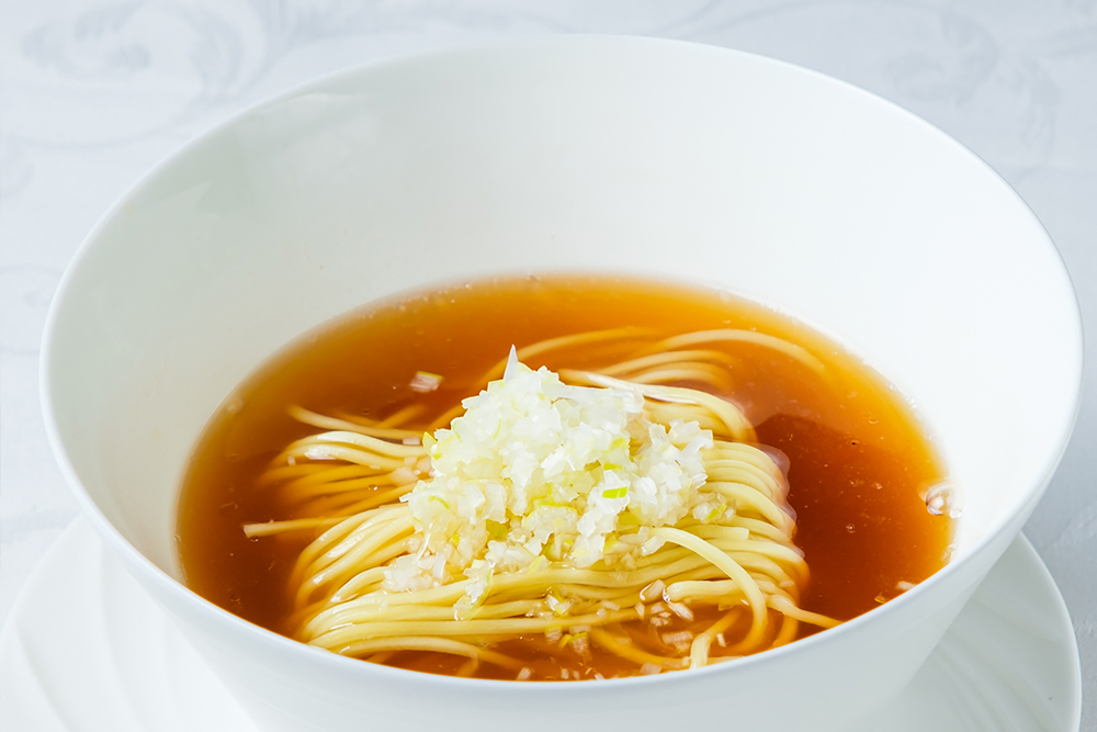 「楼蘭」といえば！　という場面で常連のお客さまが口をそろえて挙げる名物“光麺”。筆者も若いころから幾度となく味わってきた思い出の一杯であり、まさに「楼蘭」を象徴する逸品だ