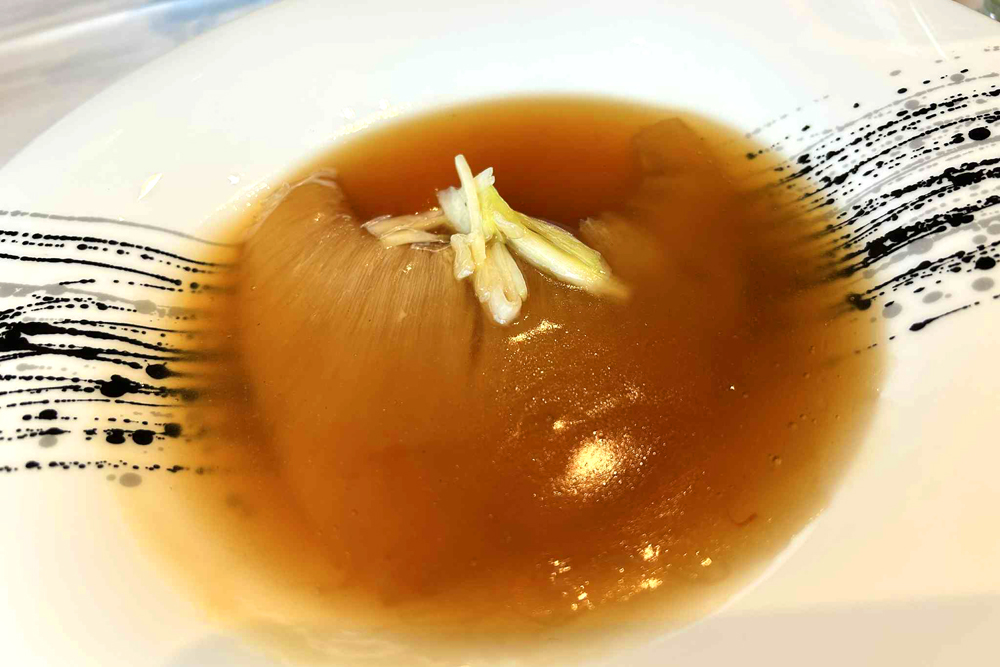 ‟ふかひれの姿煮”。気仙沼産の上質なふかひれを使った一皿は、コースの一品を超えたクオリティであり、口にするたびに贅の極みを実感する