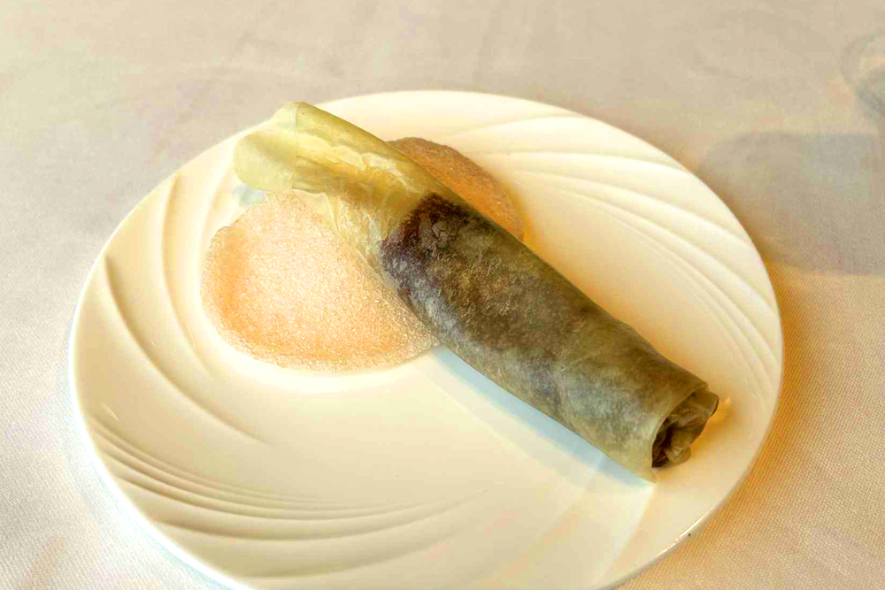 自家製の甜面醤で味わう‟北京ダック”。2本3本とおかわりしたくなる美味しさを誇る、常連のお客さまからも支持の高い人気メニューだ