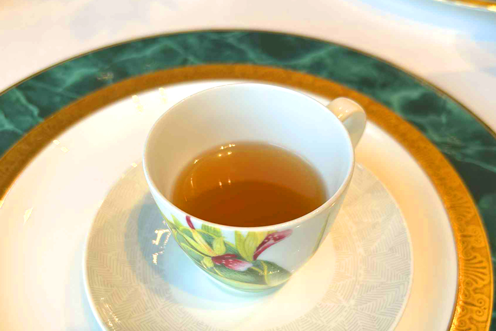 食前の胃を温めてほしいとの意から、いずれの料理においてもスターターとして提供される‟命のスープ”。豚肉、丸鶏、金華ハムなどをじっくり煮込んだ滋味深い中華コンソメスープで、この一杯を目当てに訪れるお客さまも多い