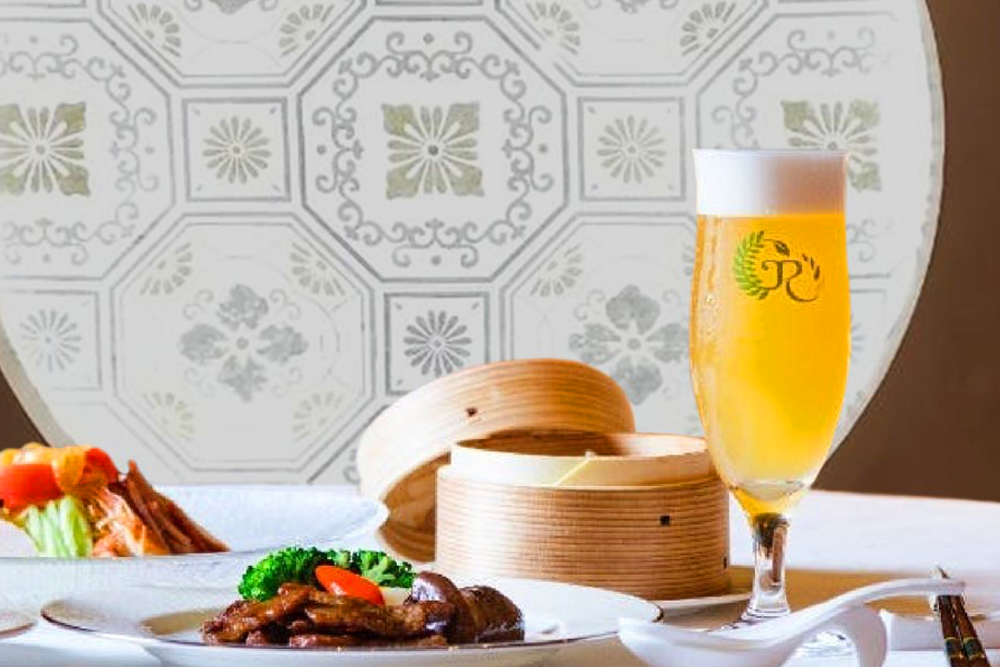 エレベーターを降りると、京都の職人が手作業で金銀箔を施した特注の作品がお客さまを出迎える。メインダイニングへ続くアプローチや各個室も、江連氏がセレクトした作品が並ぶ室礼でお客さまを迎えている