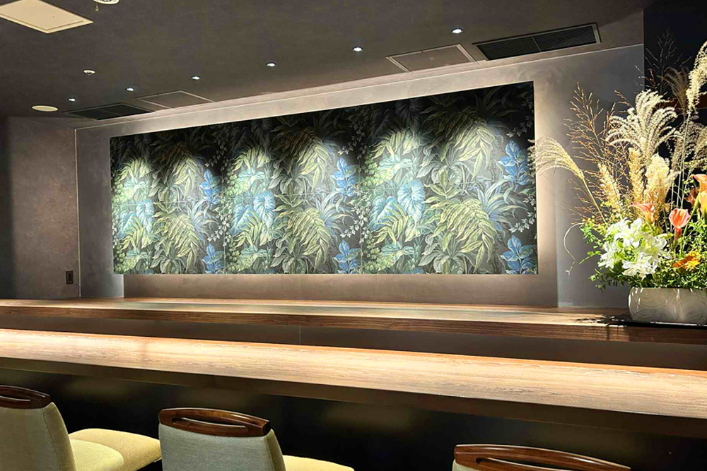 エントランス横にあるウエイティングバー。「ハレの日はもちろんですが、日常のちょっとしたひとときや自分へのご褒美に、こちらのバーで『銀座楼蘭』をご利用いただけたら嬉しいです」と江連氏