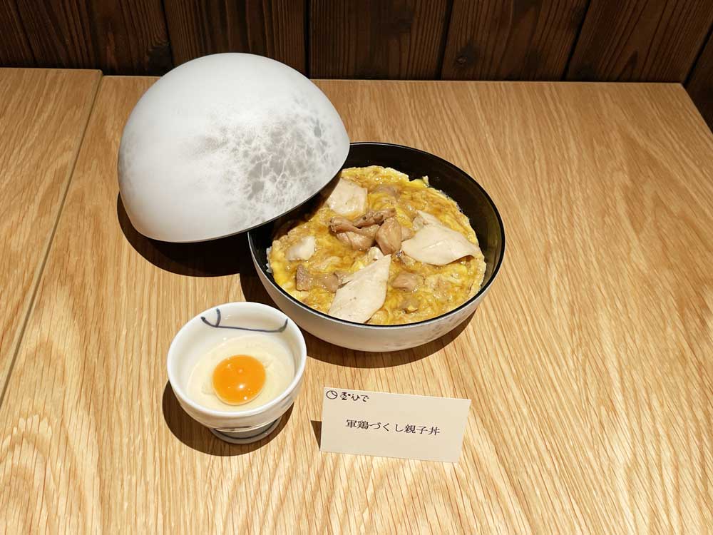 各親子丼に合わせた丼を用意している。