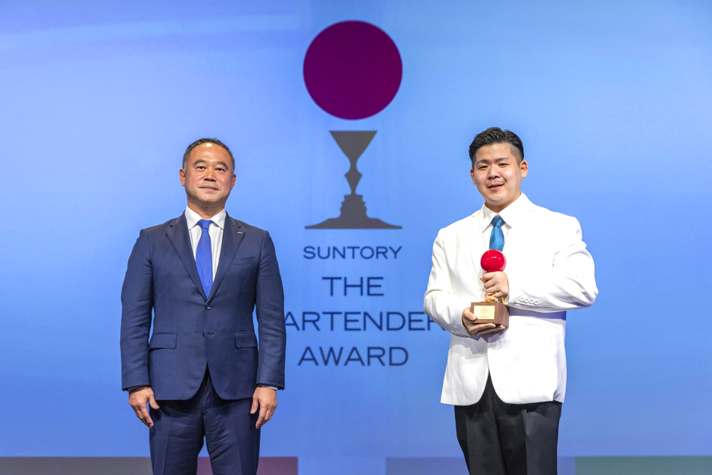 左からサントリー(株)執行役員 スピリッツ本部長 塚原大輔氏、「N-BAR(神奈川県)」若林将太氏