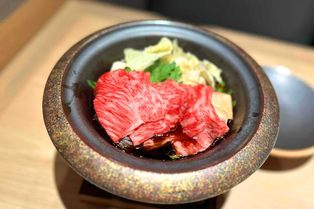 ‟黒毛和牛すき焼き陶板“。同社が展開する中には焼肉業態などもあり、上質な黒毛和牛の仕入れを全社的にしていることで、リーズナブルに提供している。ちなみに同メニューは一人鍋で提供されており、昨今、お客さまが‟鍋”に対して抱く価値観の変化にも対応している