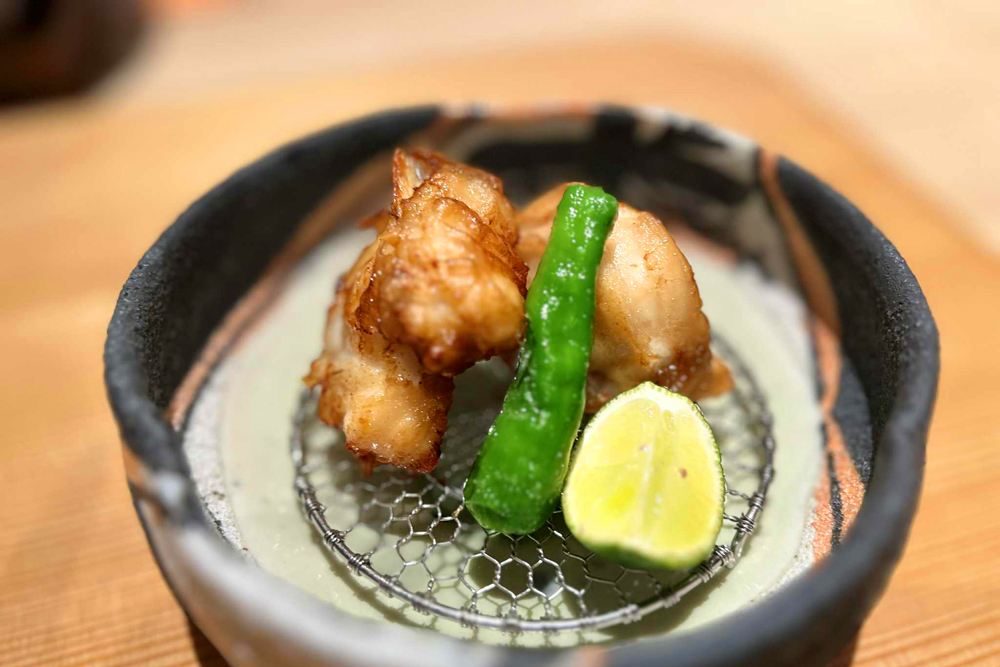 同じく冬のコースから‟河豚唐揚げ“。筆者もこれまで少なからず河豚の唐揚げを食してきたが、その中でも特に記憶に残る美味しさであった