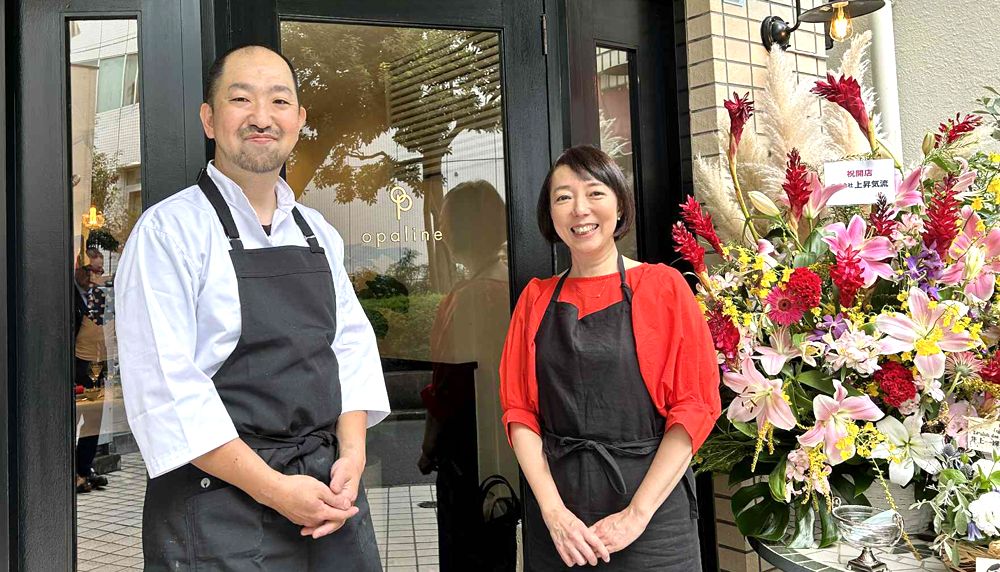 「opaline（オパラン）」は、元「メゾン ポール・ボキューズ」料理長の入砂俊重氏（写真左）と、同店でサービスに従事してきた原田桂子氏（写真右）が二人三脚で立ち上げた。クラシカルかつオーセンティックなフランス料理で、地域に愛される店を目指す。店名は、多彩な色合いをはなつオパールのフランス語に由来し、訪れる人に穏やかで彩りある時間を届けたいという思いが込められている