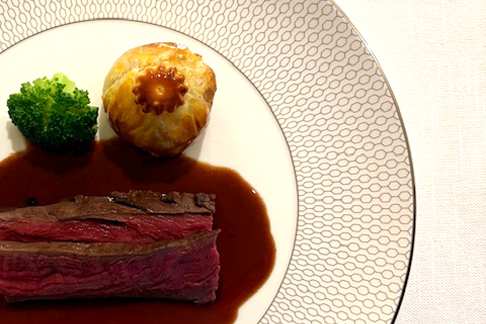 ‟鹿のフィレ肉　赤ワインと木いちごのソース“