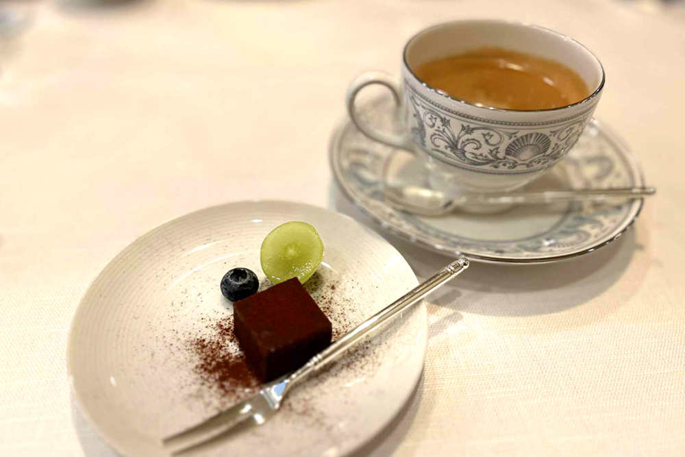 デザートとして提供されるチョコレート。その他、デザートとしては‟洋ナシのソルベとマスカルポーネのアイスクリーム“も提供される