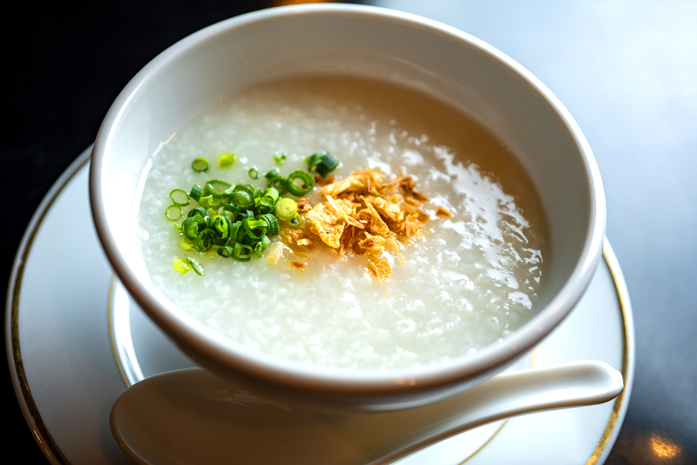 五品目は、〆の延岡産ヒノヒカリを用いた‟延岡新米で作る中華粥（「中国酒菜 杉山」杉山シェフ作）“。一見シンプルな中華粥であるが、口に含むとほっとする優しい味わいで、思わずおかわりしたくなる美味しさであった。次回は、普通に炊いた延岡産ヒノヒカリもぜひ味わってみたい