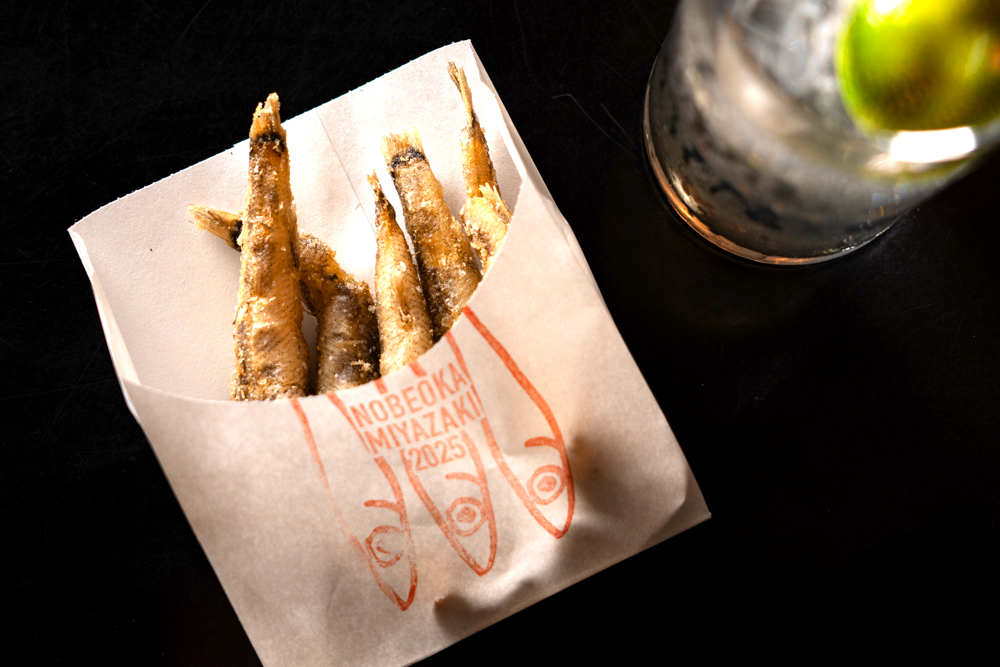 WELCOME FOODでは、青山で展開中のPOPUPレストラン‟お魚 のべおカフェ“の人気メニューである‟メヒカリフライ”が提供された。水深300m前後の深海に生息するメヒカリは日向灘で水揚げされたもので、脂がのって柔らかく、つい次々と食べてしまう美味しさだ。期間限定で「カサブランカシルク 丸ビル」でもアペタイザーとして提供されている