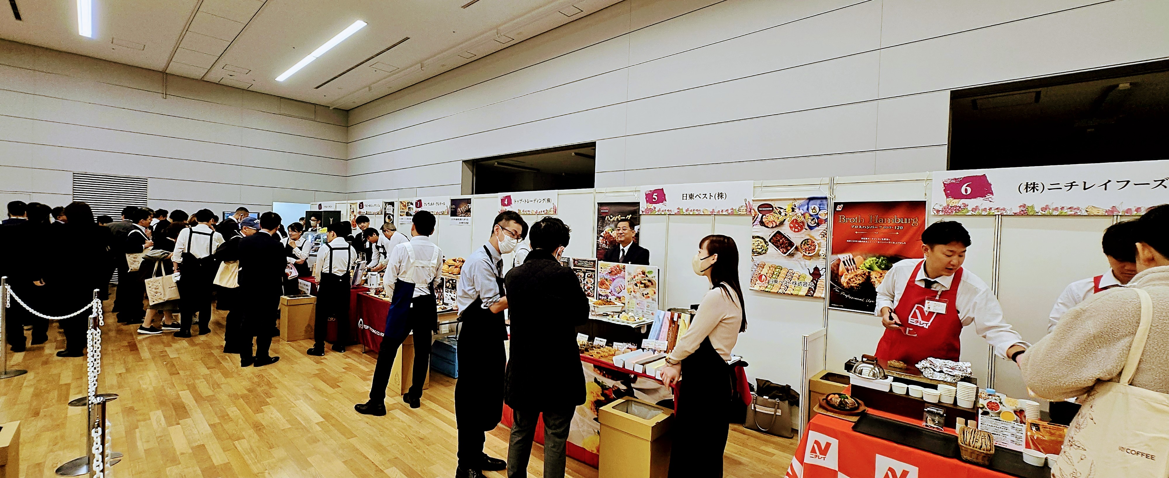 様々なブースが並ぶ会場の様子