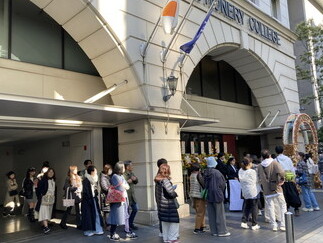 毎年、会場前には多くのお客さまが列をつくる横浜の名物祭典の一つ