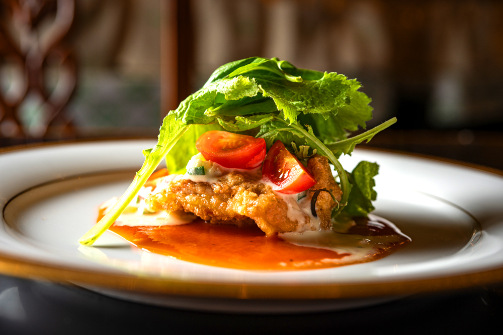 三品目は、‟夢地鶏のイタリア風チキン南蛮（「パスタ＆カフェ コッコロ」藤本シェフ作）“。ペアリングには、「宮崎ひでじビール」の‟太陽のラガー”が合わせられた。ビールとの相性が良いのはもちろんだが、キリッと冷やした白ワインやスプマンテ、プロセッコとも合いそうだ