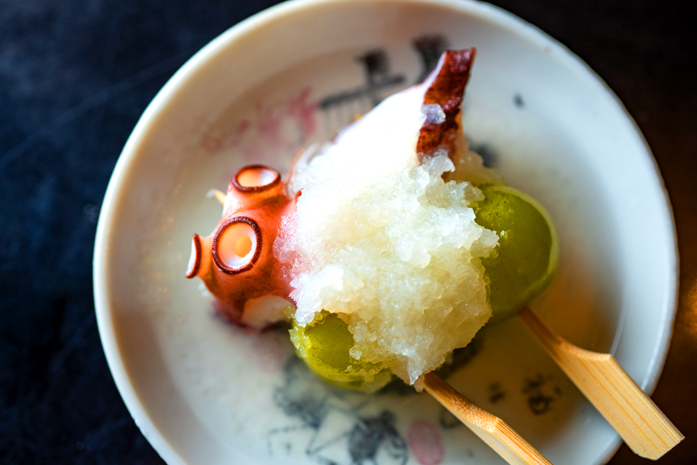 四品目は北浦町の地蛸と北方町の葡萄を使った‟海（蛸）と山（葡萄）の出会いもの（「和食 勇魚」富山シェフ作）“。海と山の繋ぎには大地から大根が使われている。これには‟天の刻クラフト芋レモングラスインフュージョン（「佐藤焼酎製造場」）”を「カサブランカシルク」風にアレンジした‟アジアンハイボール“があわせられた