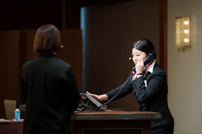 フロントのロールプレイング（電話応対）