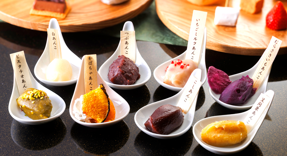 ‟比べて、くらぶ、8種の餡”。定番の粒あん、こしあん、白あんに加え、笠間の栗を使ったものや、昨今世界的に人気のピスタチオのあん、さらにパティシエもメニュー開発に参加したいちごみるくあんなど、さまざまな味わいのあんこが楽しめる。もなかやマシュマロ、セイボリーと組み合わせて、自分だけの“Myあんこ”を探すのも一興だ