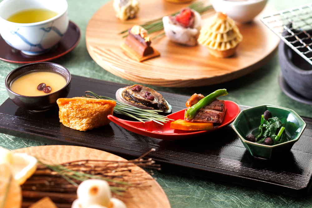 セイボリーとして提供されるお食事は、写真左から、小さな小豆茶碗蒸し、黒米の小さなおいなりさん、稚あわびの小豆煮、和牛炙り焼き 西京味噌ソース、法蓮草と赤えんどう豆のお浸しで構成される。あずきや赤えんどう豆の個性を生かし、さまざまな和食の技法で調理されている。ちなみに、料理長のおススメは和牛と粒あんのマリアージュだ