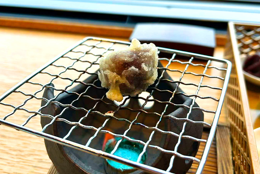 セットには卓上のミニ火鉢が用意されており、だんごやマシュマロなどを炙ることができる。どら焼きやおはぎの天婦羅を炙るのも美味しい。ちなみに、おはぎの天婦羅は昨年非常に人気が高かったことから、現在では「味街道 五十三次」のコースでも、デザートとして提供されている