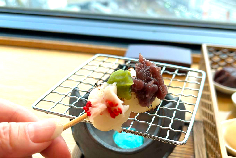 炙っただんごに、いちごみるく、ピスタチオ、粒あん、こしあんの4種を乗せる。このようにさまざまなあんこを組み合わせた味わいを楽しめるのも、“おこたであったか 餡くらべ”ならではだ