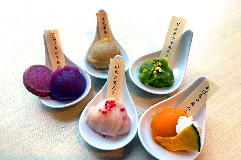 スタンダードプランでは、粒あんまたはこしあんの1種、白あんに、写真にある5種の餡からお好みの1種を選んでリクエストできる