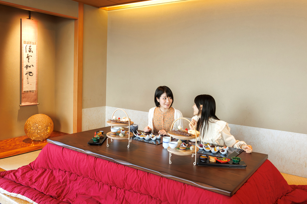 冬の日本の和の心を象徴するものとして選ばれた‟こたつ“。品川という都会にありながら、高層階からの絶景を眺めつつ、こたつの温もりと和のアフタヌーンティーの美味しさを同時に楽しめる特別な体験だ