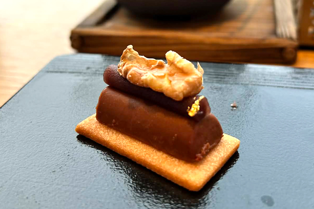 チョコレートを餡に使った“ショコラ羊羹”。ブラインドで食べたら、チョコレート専門店のトリュフと間違えるお客さまもいるほどの逸品だ。近年はカップルやご夫婦で来店されるお客さまも増えており、バレンタインデーを“和のアフタヌーンティー”で彩るのもおススメだ