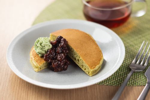 朝食はブッフェ形式で提供し、ライブキッチンでは“抹茶パンケーキ”“ラーメン”“ベーコンエッグ”を調理