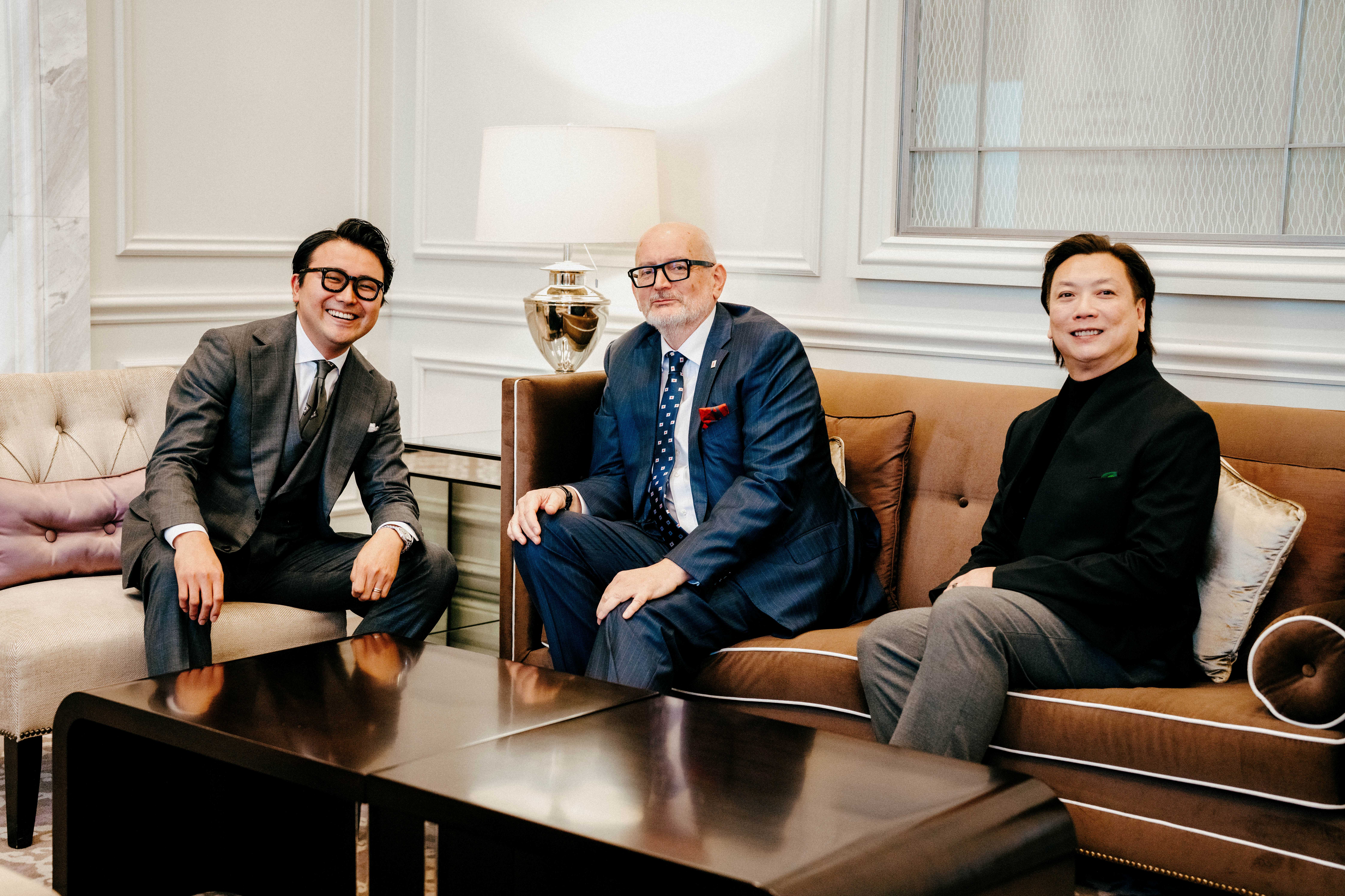 （右から順に）アジア太平洋担当シニア・バイス・プレジデント マーク・ウォン氏、最高執行責任者（COO）兼マネージングディレクター リチャード・ハイド氏 、小社編集長 義田真平