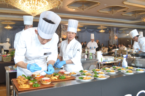 3ジャンル計18名がファイナリストとして登場し、ライブキッチンで審査員らの目の前で調理