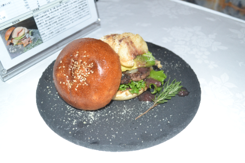 優勝作品の「ピーチベーコンバーガー」