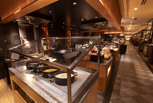 「コース料理のように楽しめる」がコンセプトのブッフェレストラン。3つのショーキッチンで構成されており、テーブル席、個室、テラスなどさまざまな利用シーンにあわせて楽しむことができる
