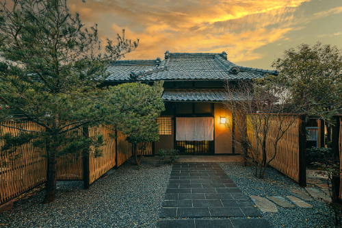 「THE COVE」外観、1916年(大正5年)に建築された木造・瓦葺・平屋建ての施設をリノベーション