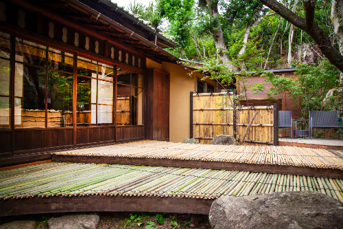 2025年11月に行われた「茶寮 鶯宿亭」の第2期改装工事で誕生した竹塀と竹デッキ