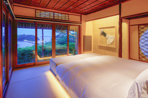 「THE COVE」の副寝室、内装は昔の趣を残しながらデザインされ、三河湾や竹島の景観を楽しめる