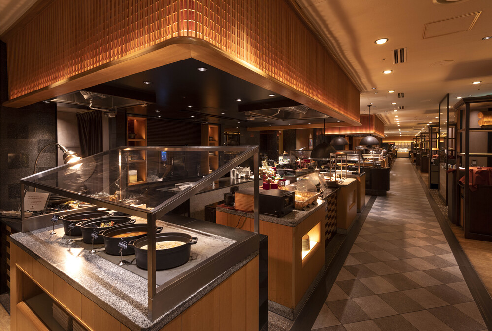 グランドプリンスホテル新高輪ブッフェレストラン、カーデックス社のメニューカード導入でどう変わった？ 業務効率化と食の“安心”を支えるビュッフェのメニューカードへ（PR）