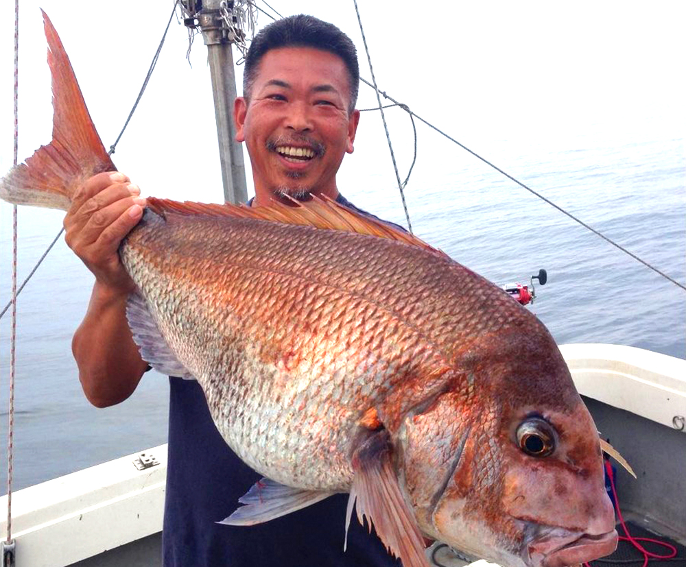 三国温泉では越前がにに加え、弊連載既報の甘エビや鯛、あわび、さざえなど、豊富な魚介類を楽しめる宿泊施設も多い。中でも、家族経営でアットホームな「漁師の宿　民宿なかじま」は四季を通じて三国港の旬の魚介を楽しめるだけでなく、一本釣りによる船釣り体験もできて魅力的だ