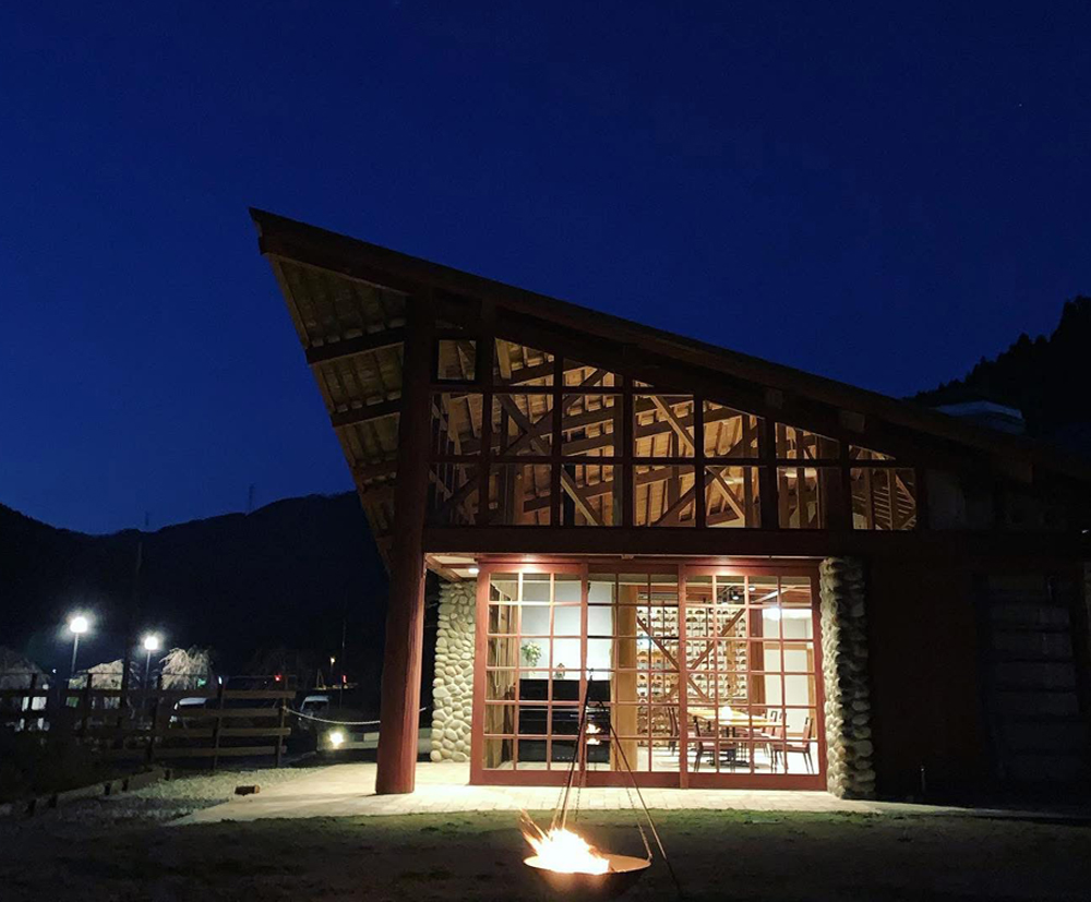 海だけでなく、山の味覚も魅力的な坂井市。そのひとつとして、同DMOの事業アドバイザーである柏原光太郎氏が挙げるのが「ラ クラルテ」。福井出身のオーナーシェフ・松下ひかり氏が、県産の薪木を使った火入れや県産木材の食器を用いて提供する料理に出会える点も、同市を訪れる魅力だ