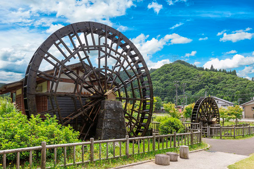  「竹田水車メロディーパーク」。竹田地区のランドマーク的なポケットパークであり、毎時00分と30分になると地元高校生が製作に携わった「チャイム小屋」から音楽が流れる。また、園内にある直売所「たけだや」では、竹田地区ならではの四季折々の旬な山の幸を買い求めることができる