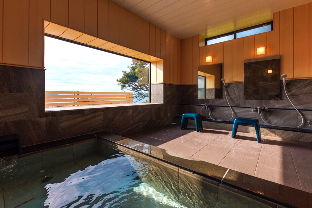 美食だけでなく、美泉としても魅力的な東尋坊三国温泉エリア。北陸で唯一の海岸線に湧く三国温泉は、海風を感じながら浸かる湯が、日常を忘れさせる贅沢で特別な時間を感じさせる