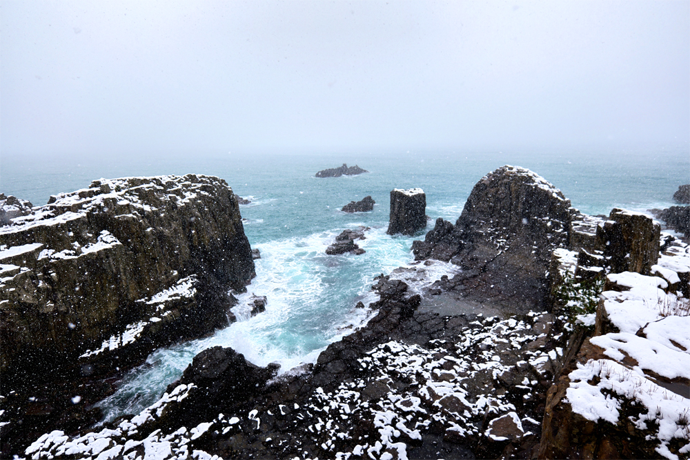 冬の東尋坊エリアでは、荒波の断崖絶壁や日本海の絶景、越前がにをはじめとする北陸グルメ、北陸唯一の海岸線温泉・三国温泉など、特別な冬旅を体験できる