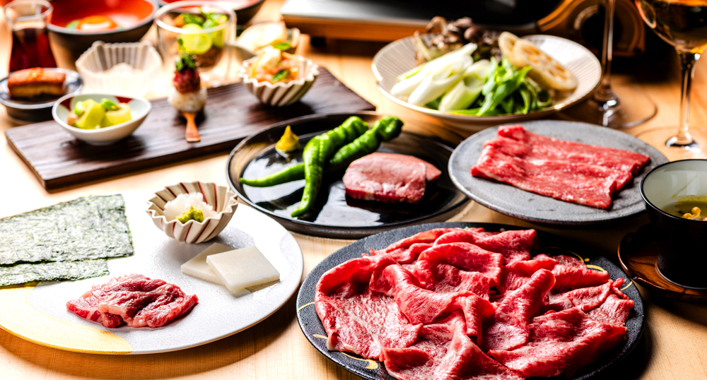 いずれのコースも“すき焼き2.0”を堪能できるメニュー展開となっており、すき焼き以外にも‟和牛を使った本日の一皿“や‟和牛ヒレカツサンド”など、黒毛和牛の美味しさを存分に楽しめる料理で構成されている