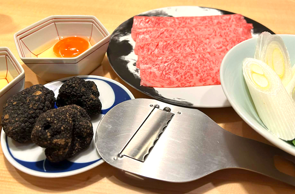 プレミアムコースで提供される‟和牛関東風すき焼き フレッシュトリュフ”。いずれのコースも贅沢な味わいを楽しめるが、目の前で削られるトリュフの香りが特別感を演出する一時も、ぜひ体験してほしい