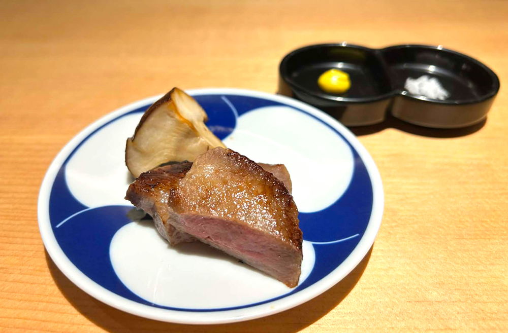 ‟牛タン味噌漬けと季節の野菜”。仙台味噌に48時間漬け、牛タンのやわらかい部分のみを使用した逸品だ。ぜひ、一口目は何も付けずに味わってほしい。この際は、季節の野菜として岩手産のブランド椎茸、‟禅丸“が添えられた