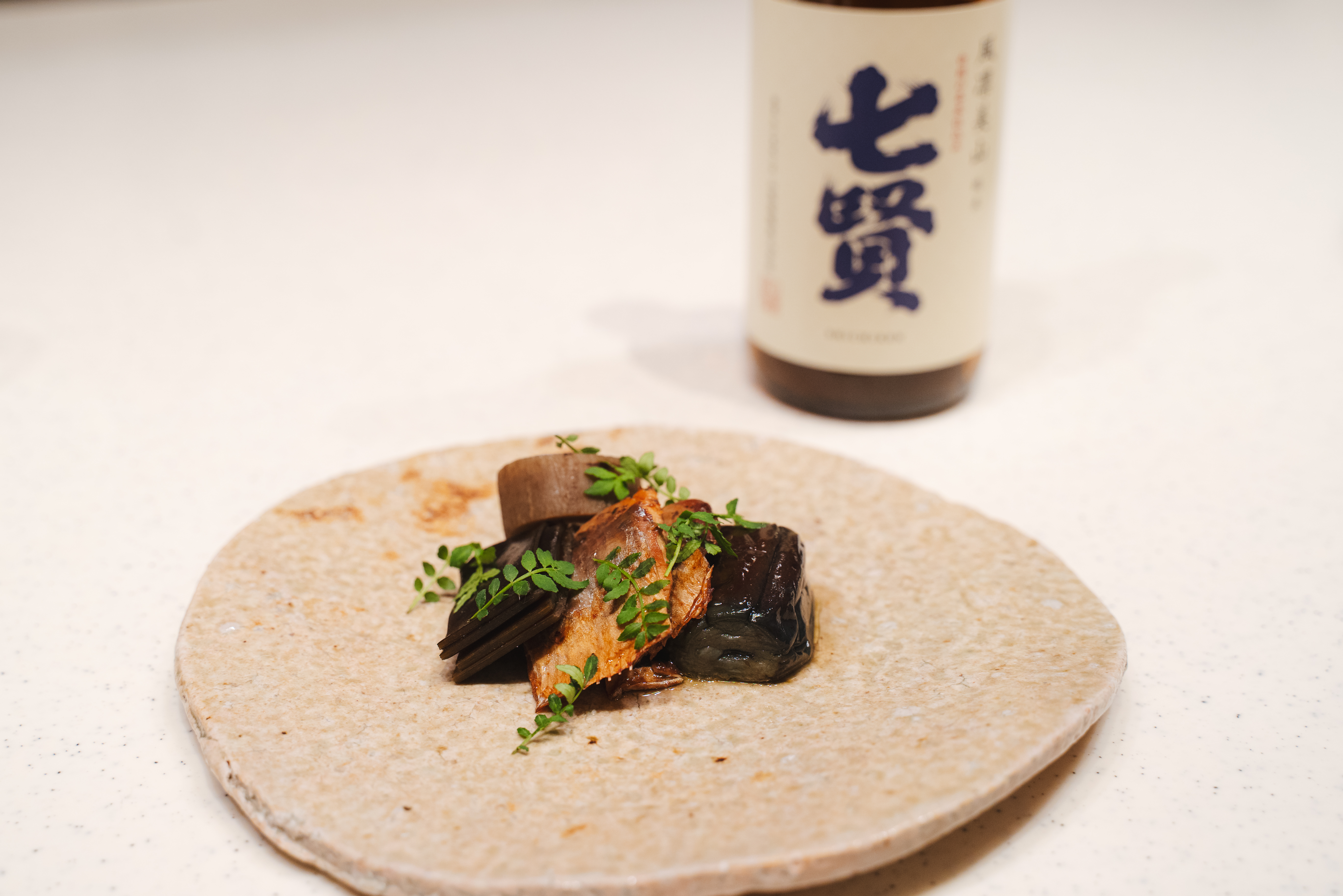 低温調理した鰊と真昆布、大浦ごぼうと長ナスを添えて(堀内 誠 シェフ)